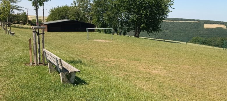 Sportplatz: Fußball, Boule und Basketball